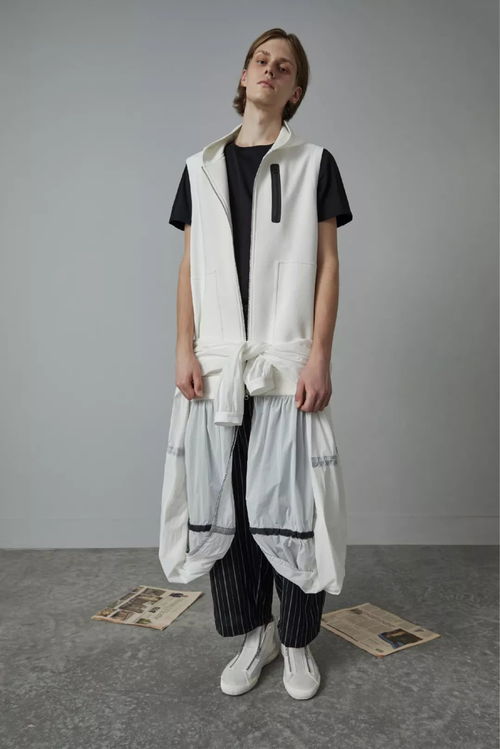 速寫丨我害怕會(huì)穿衣服的男人